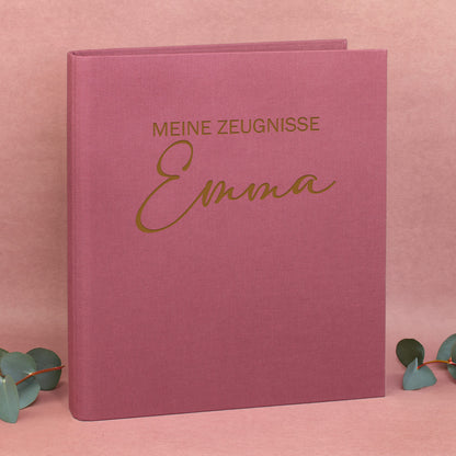 Zeugnismappe aus Leinen in Rosa mit Gravur „Meine Zeugnisse“ und Name Emma