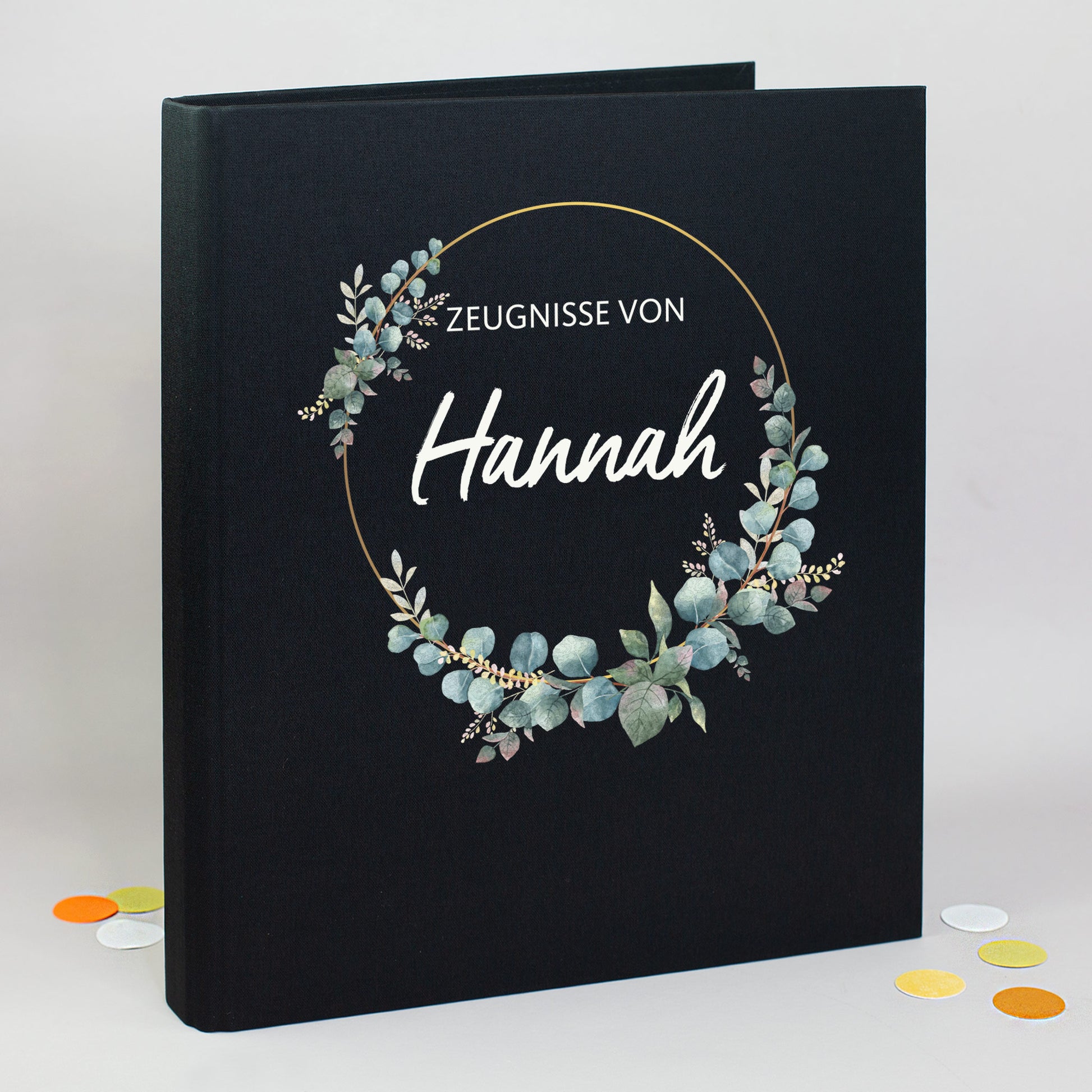 Schwarze Zeugnismappe mit Eukalyptuskranz und Name Hannah personalisiert