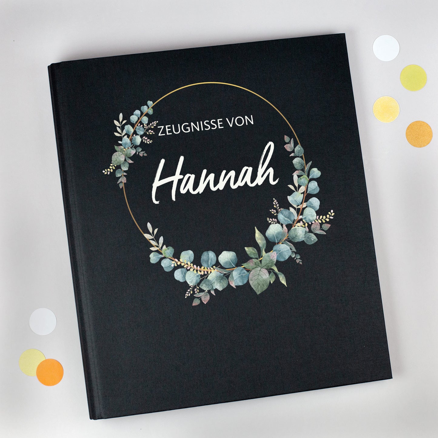 Schwarze Zeugnismappe aus Leinen mit Eukalyptuskranz und personalisiertem Namen Hannah