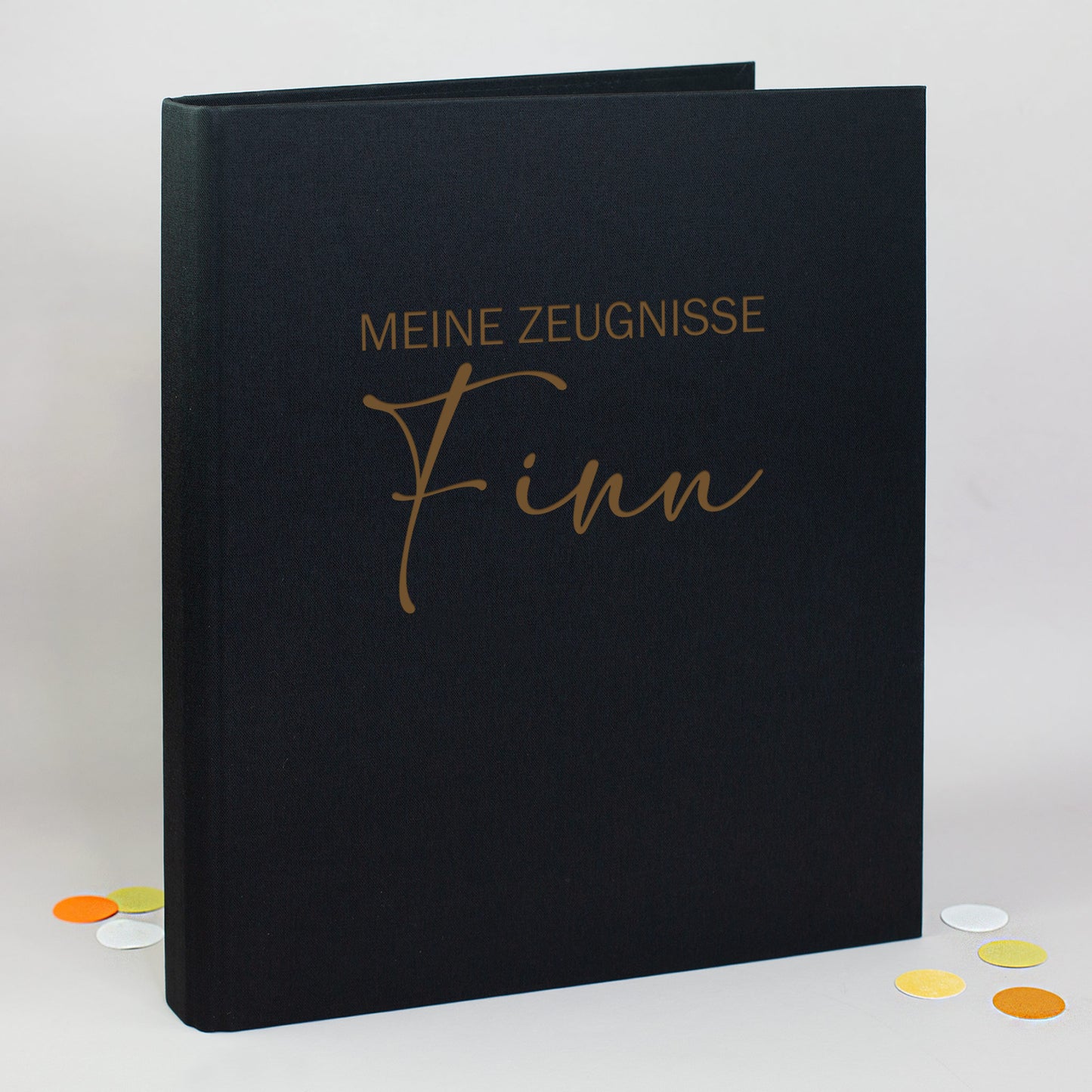 Zeugnismappe aus Leinen in Schwarz mit Gravur „Meine Zeugnisse“ und Name Finn