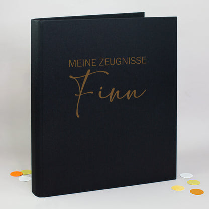 Zeugnismappe aus Leinen in Schwarz mit Gravur „Meine Zeugnisse“ und Name Finn