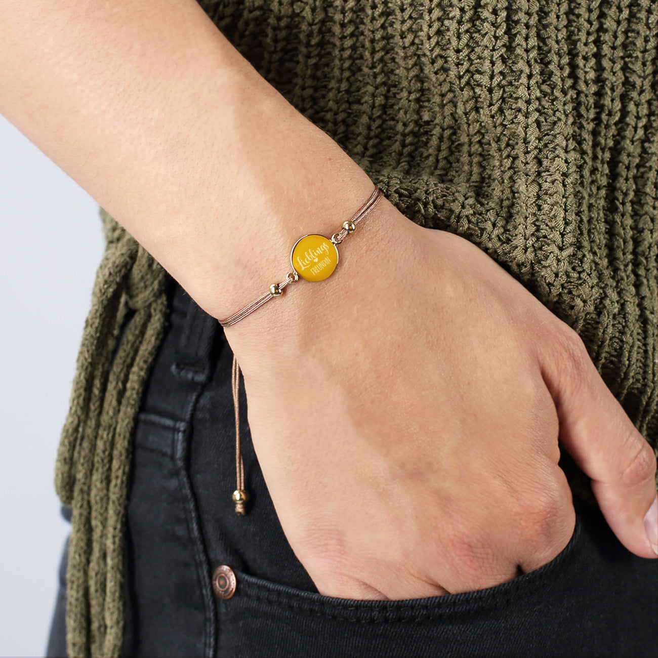 Leonardo Armband in Gold - Lieblings - mit Ihrem Wunschtext graviert - getragen am Handgelenk
