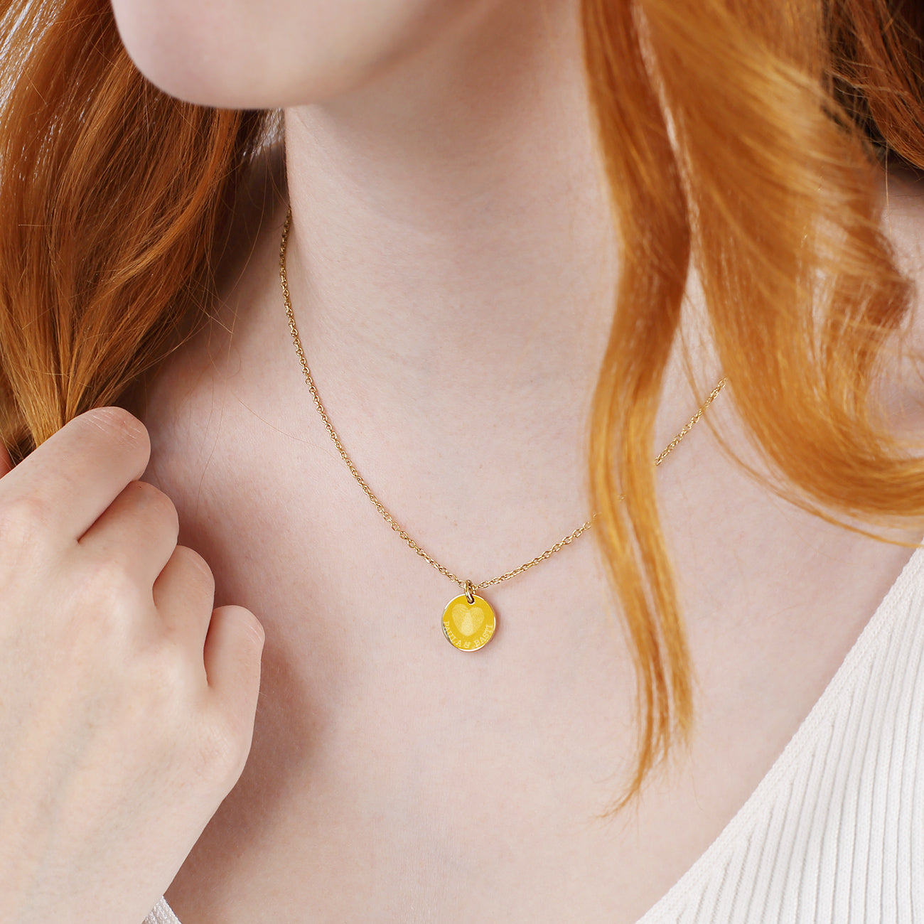 Leonardo Kette mit Herz aus Fingerabdrücken und Ihrem Wunschtext in Gold getragen am Hals