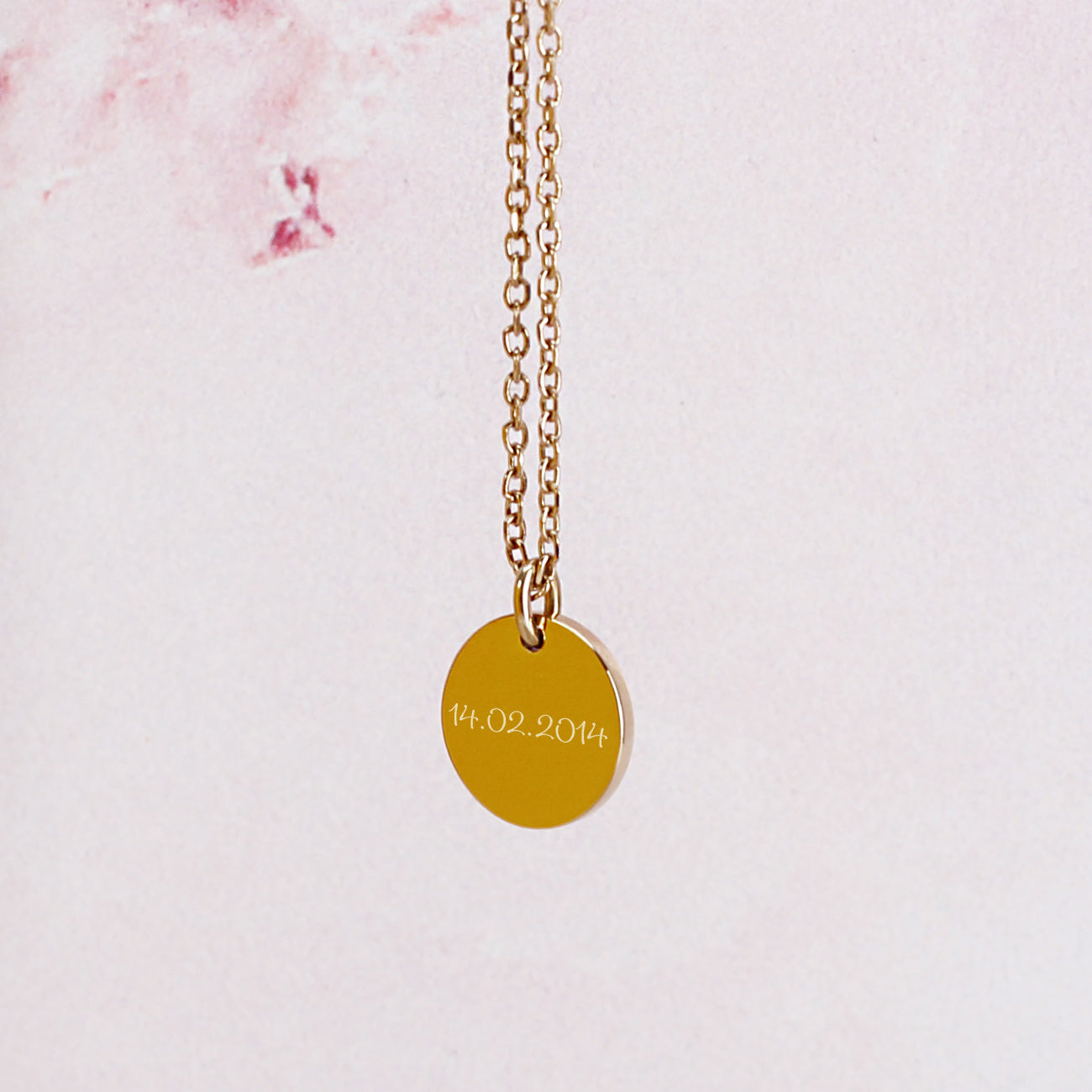 Nahaufnahme der Leonardo Halskette mit Ihrem Wunschtext in Gold