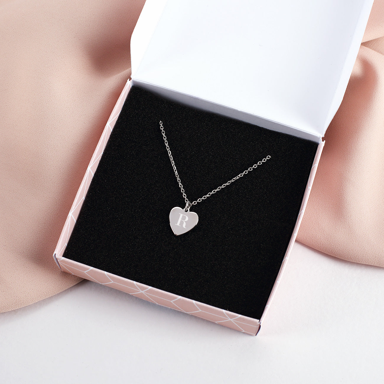 Kette mit Herz Anhänger & Gravur einer Initiale in Silber in Geschenkbox