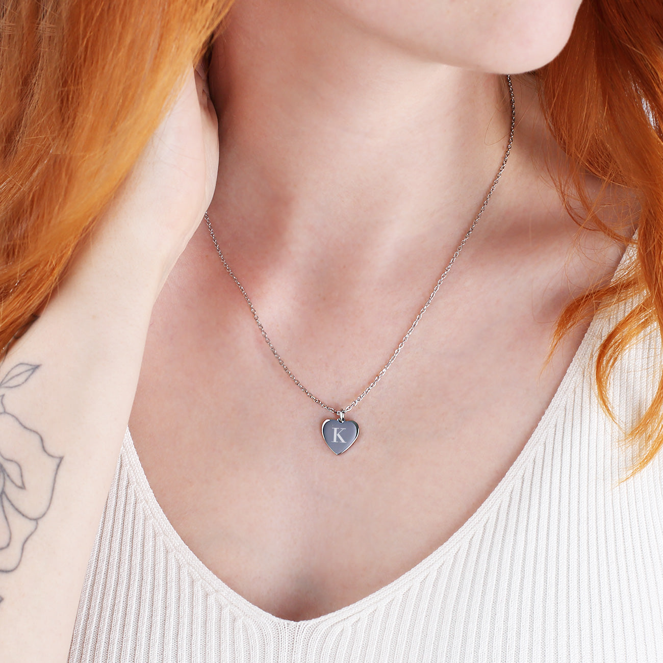 Kette mit Herz Anhänger & Gravur einer Initiale in Silber getragen am Hals
