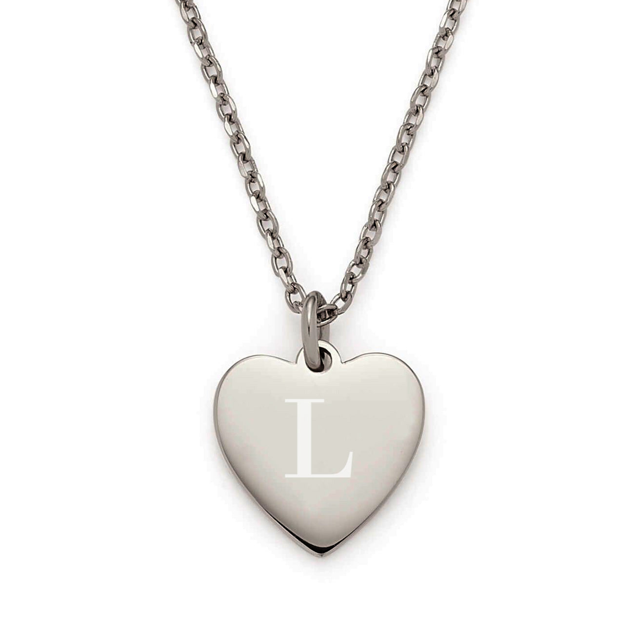 Kette mit Herz Anhänger & Gravur einer Initiale in Silber freigestellt