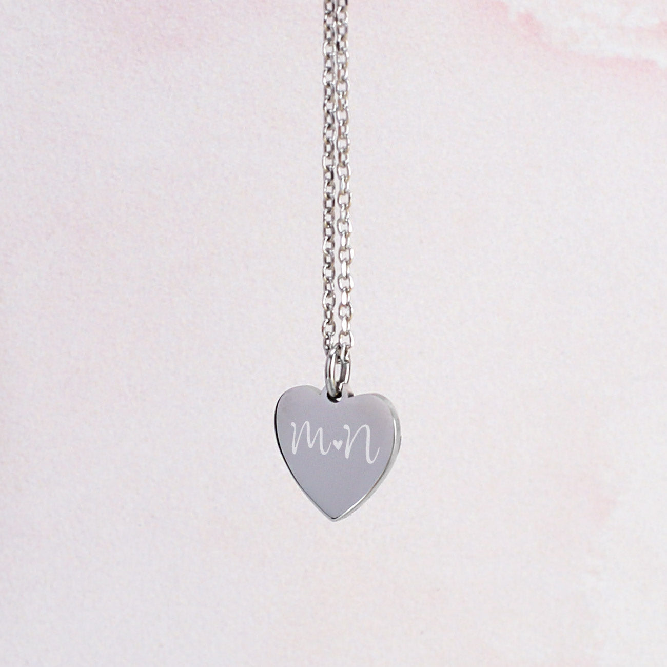 Nahaufnahme der Leonardo Herzkette in Silber mit Gravur