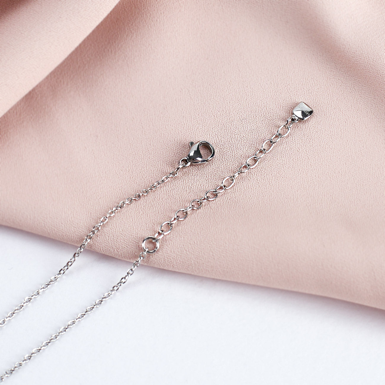 Nahaufnahme des Verschlusses der Leonardo Herzkette in Silber mit Gravur