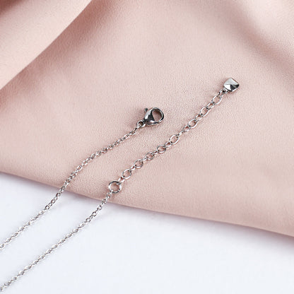 Nahaufnahme des Verschlusses der Leonardo Herzkette in Silber mit Gravur