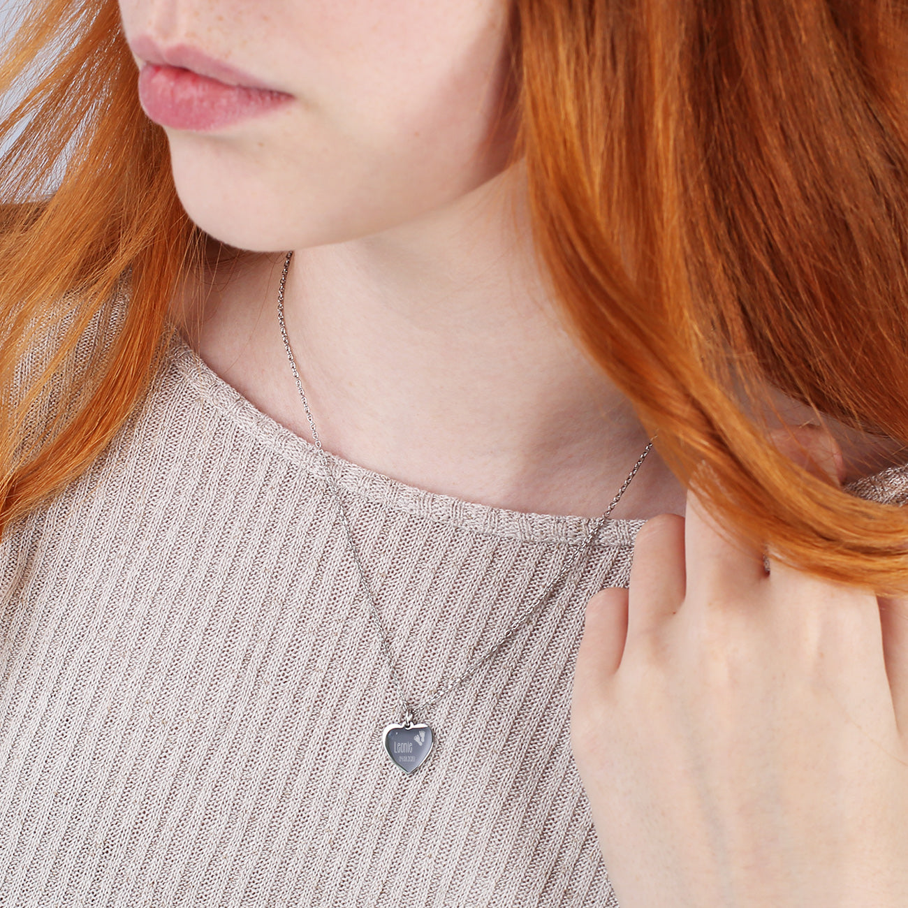 Silberne Leonardo Herzkette zur Geburt mit Name und Datum des Babys graviert  getragen am Hals