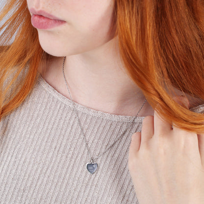 Silberne Leonardo Herzkette zur Geburt mit Name und Datum des Babys graviert  getragen am Hals