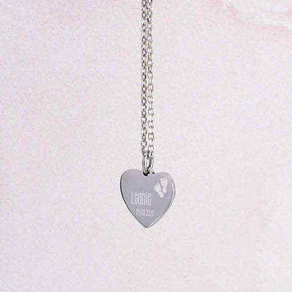 Nahaufnahme der silbernen Leonardo Herzkette zur Geburt mit Name und Datum des Babys graviert