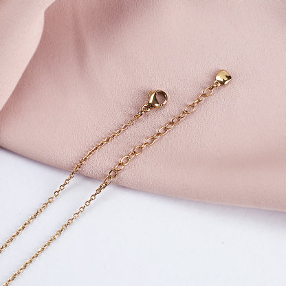 Nahaufnahme des Verschlusses der Kette mit Herz Anhänger & Gravur einer Initiale in Gold