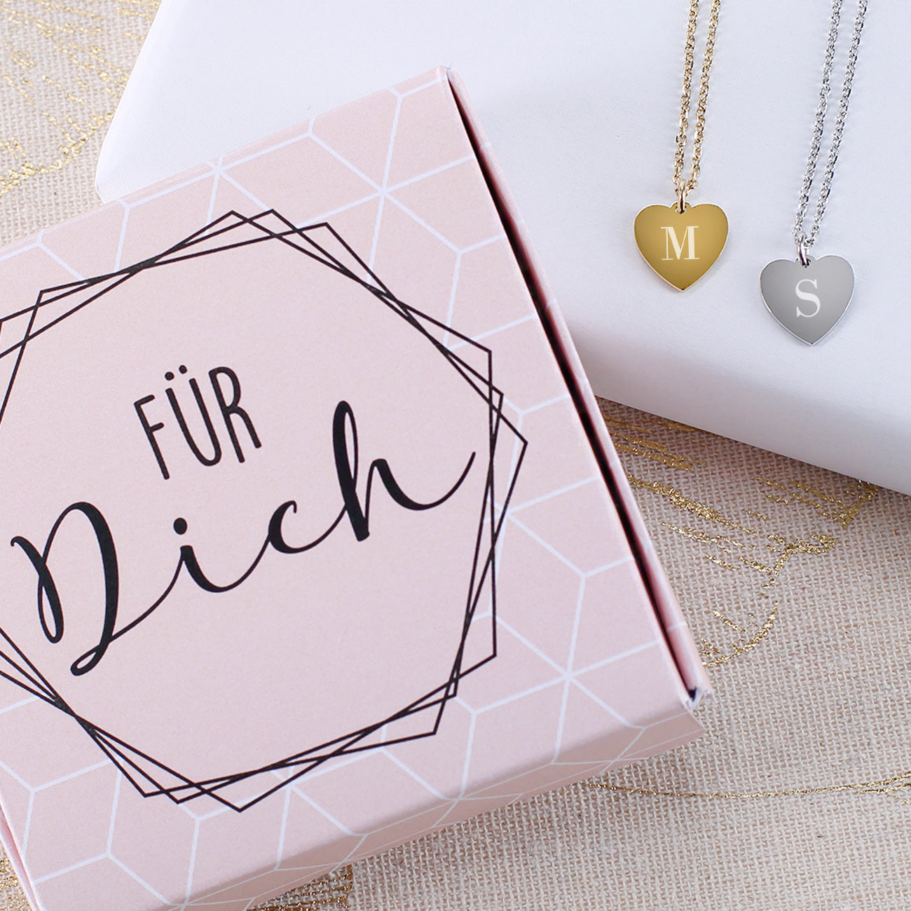 Beide Ketten mit Herz Anhänger & Gravur einer Initiale in Silber & Gold mit Geschenkbox