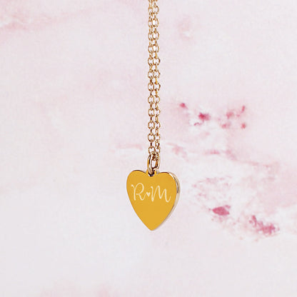 Nahaufnahme der Leonardo Herzkette in Gold mit Gravur