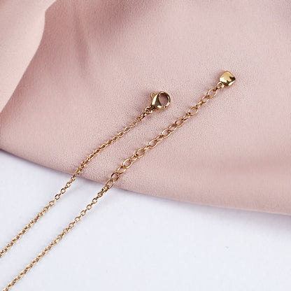 Nahaufnahme des Verschlusses der Leonardo Herzkette in Gold mit Gravur