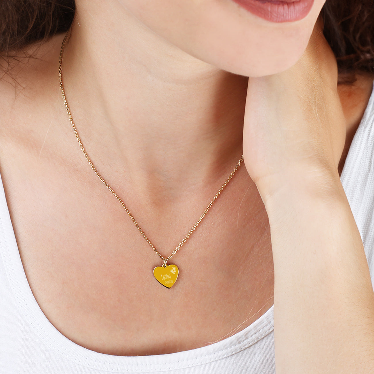 goldene Leonardo Herzkette zur Geburt mit Name und Datum des Babys graviert