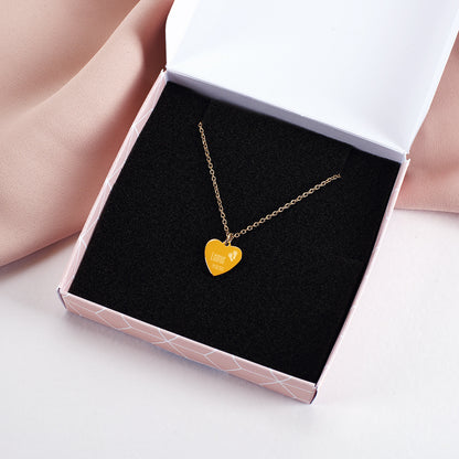 Goldene Leonardo Herzkette zur Geburt mit Name und Datum des Babys graviert  in Schmuckverpackung