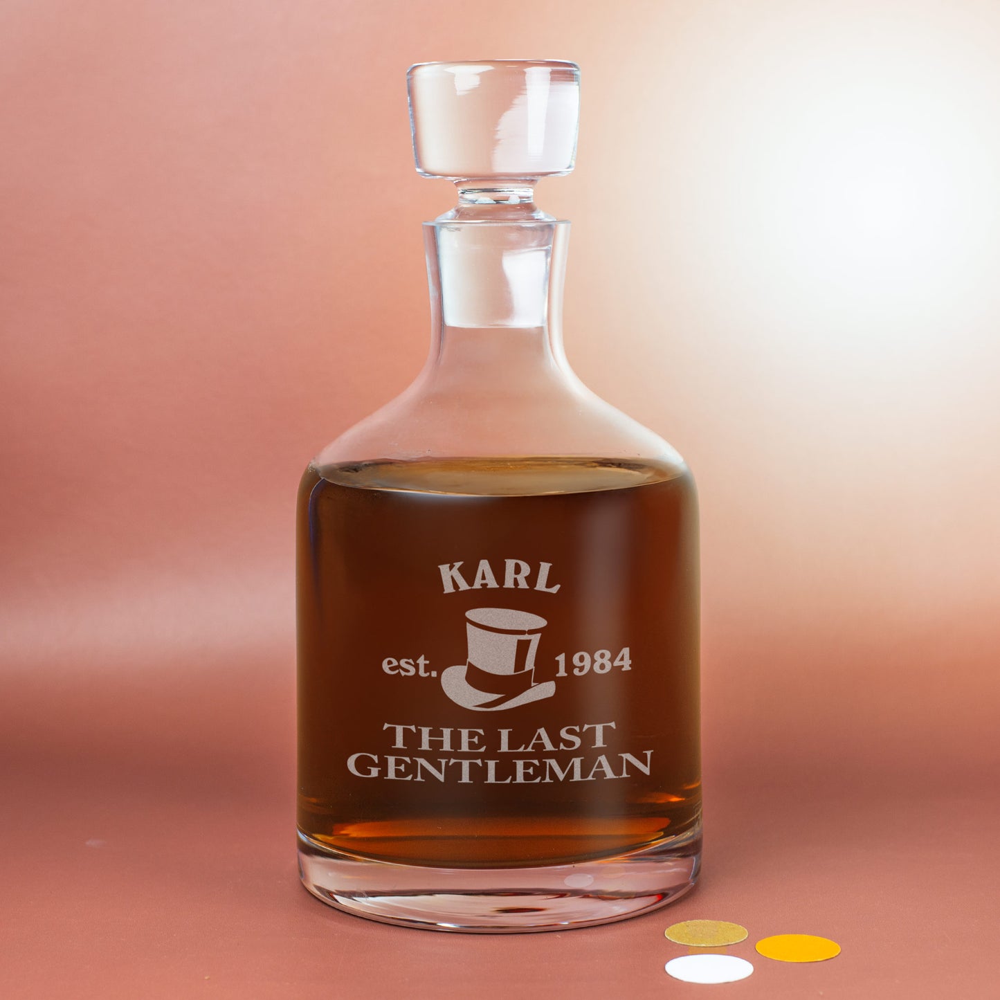 Nahaufnahme der Karaffe mit Gravur „Karl est. 1984 The Last Gentleman“ vor warmem Hintergrund