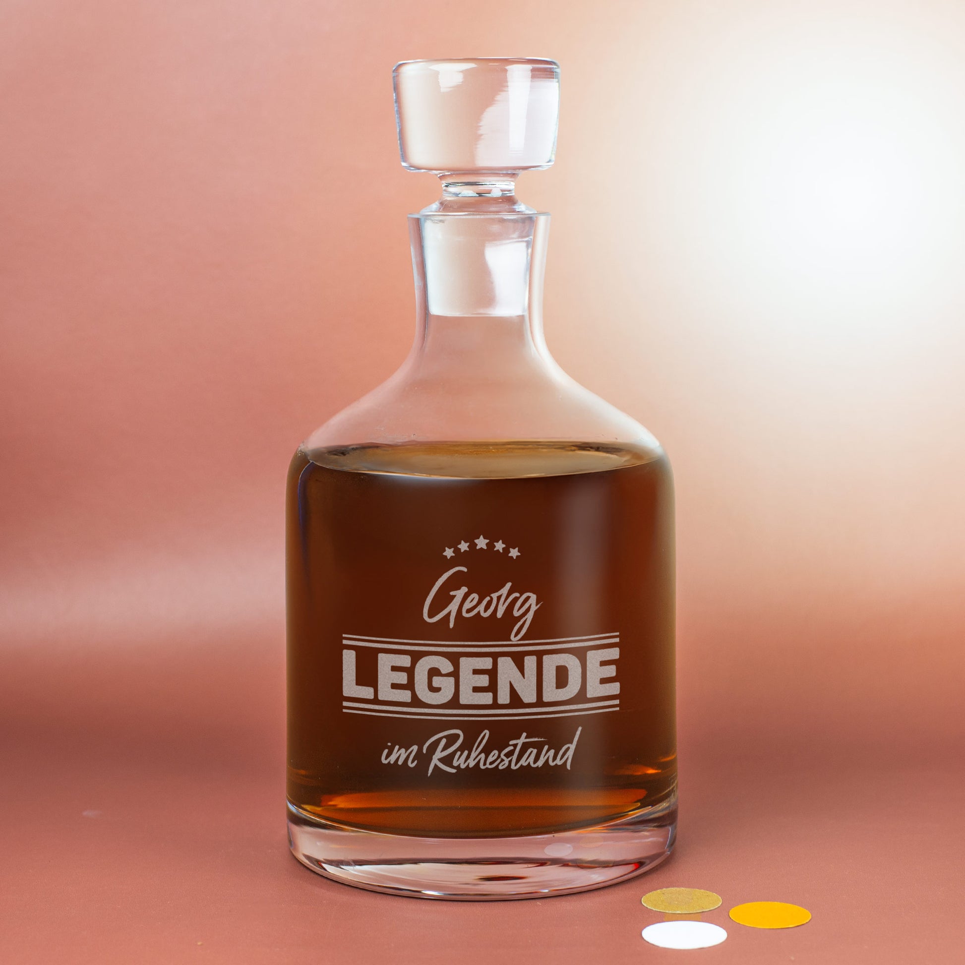 Gravierte Whisky-Karaffe von Leonardo mit persönlichem Namen und Motiv „Legende im Ruhestand“, frontal fotografiert.