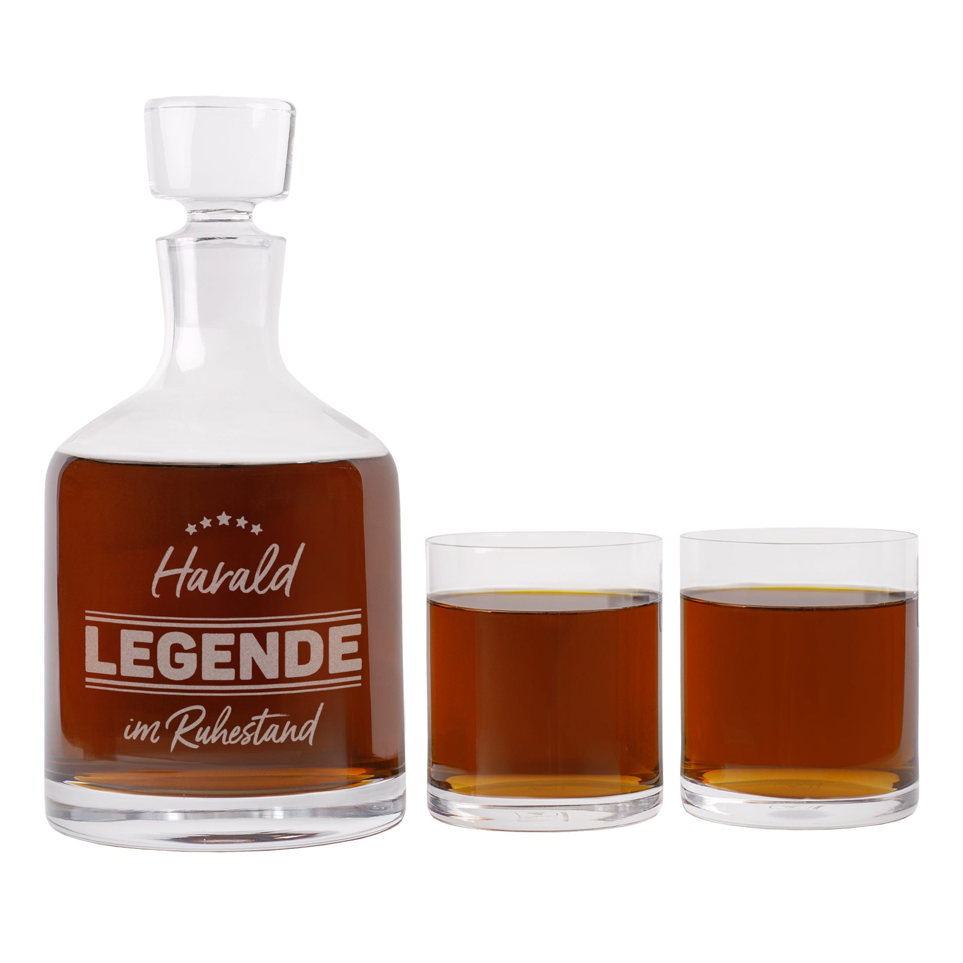 Whisky-Geschenkset von Leonardo mit gravierter Karaffe „Legende im Ruhestand“ und zwei passenden Gläsern freigestellt vor weißem Hintergrund.