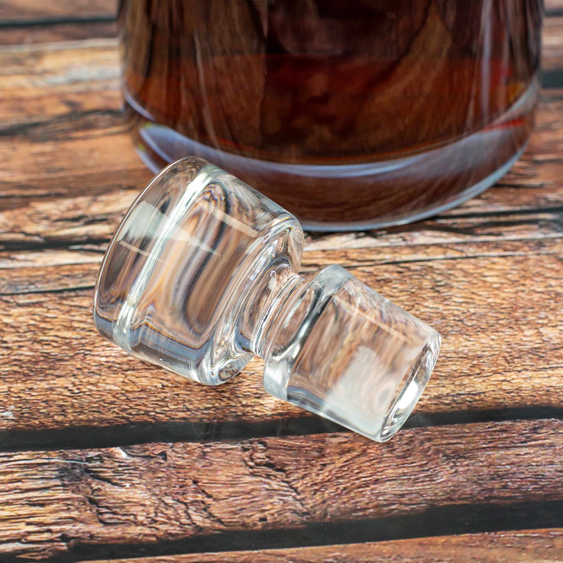 Nahaufnahme des schweren Glasverschlusses der Leonardo-Karaffe auf rustikalem Holzhintergrund.