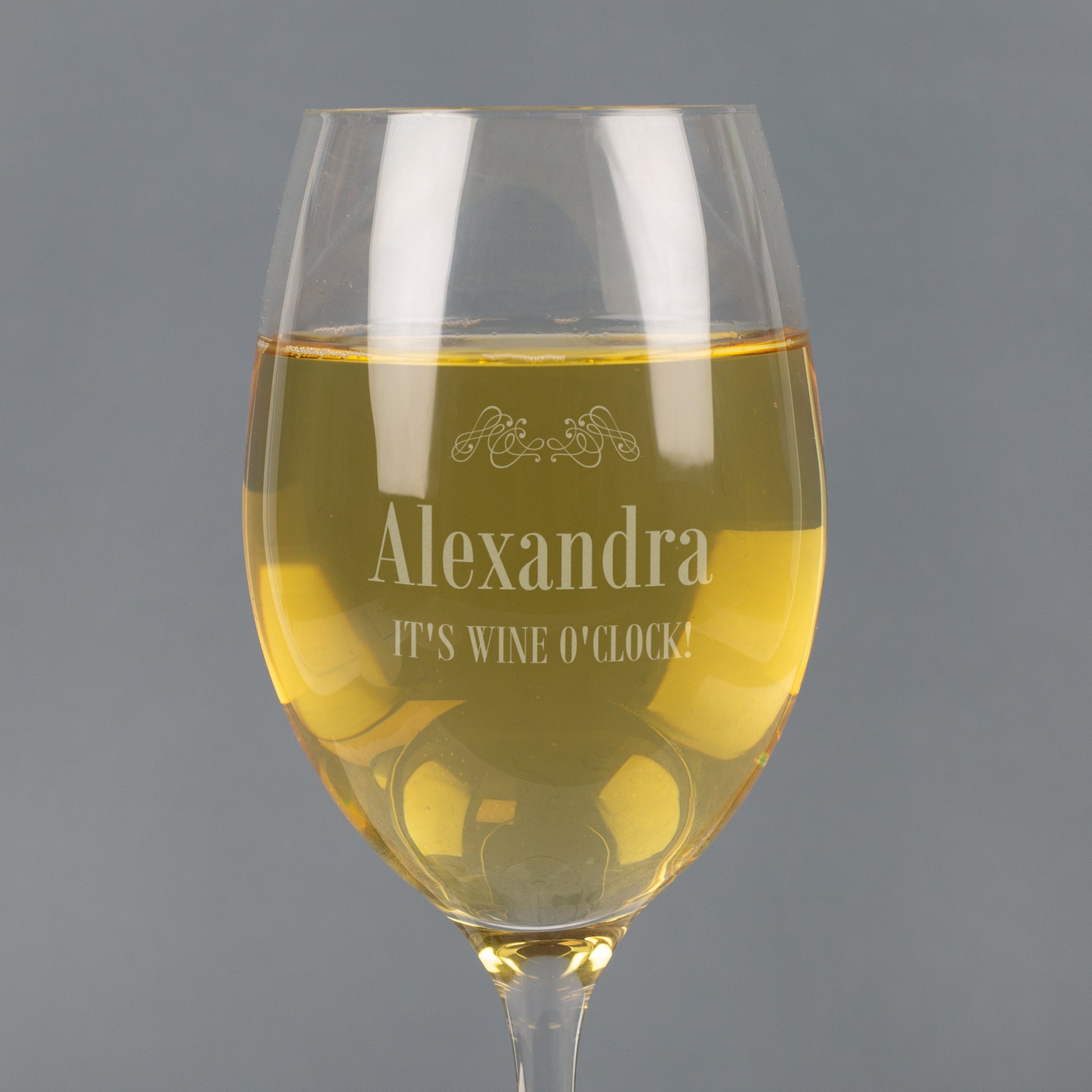 Detailaufnahme der Gravur Alexandra und It’s Wine O’Clock auf Leonardo Weißweinglas