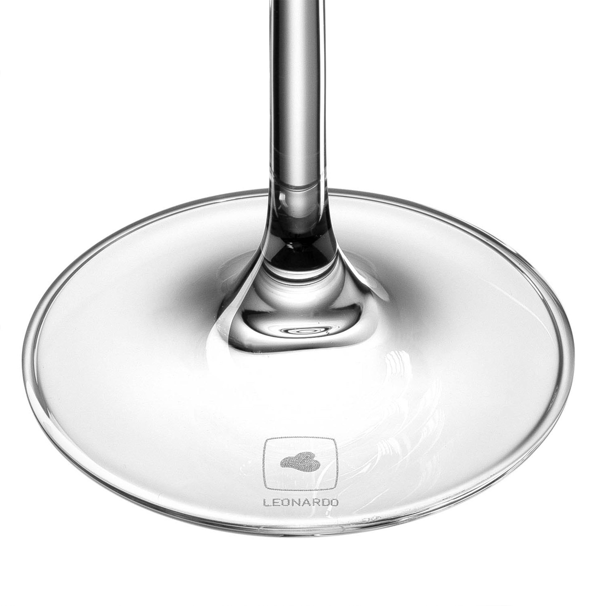 Detailaufnahme des Glasfußes mit Leonardo-Logo