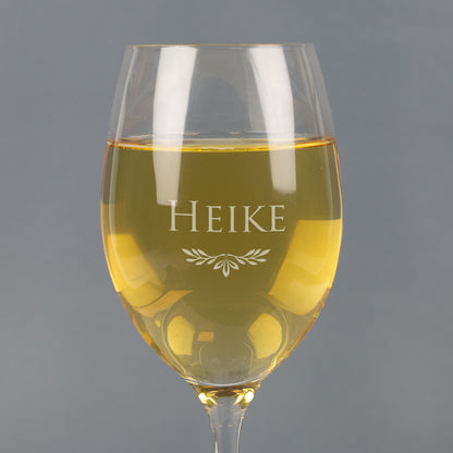 Detailaufnahme der Gravur Heike mit Ornamentmotiv auf Leonardo Weißweinglas