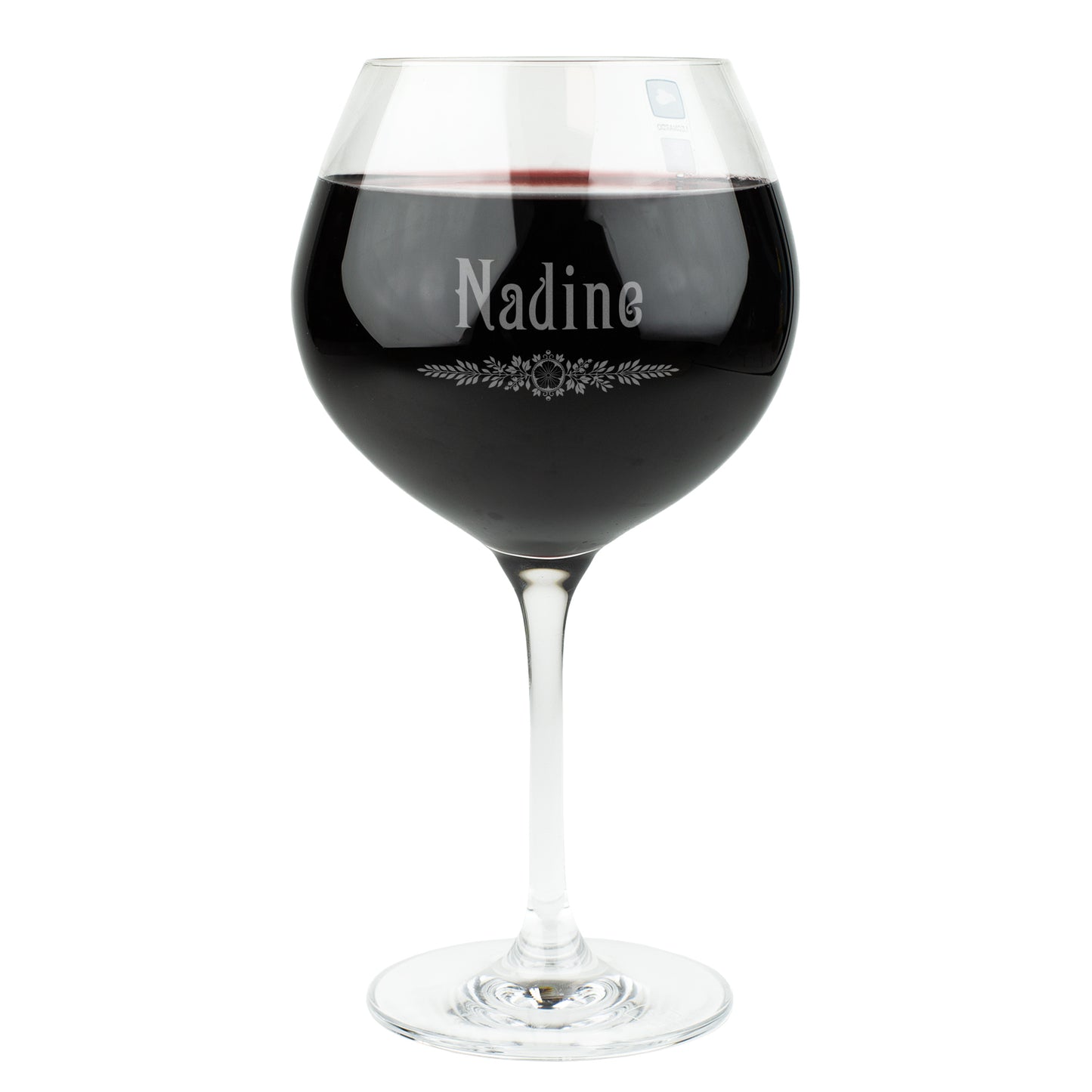 Leonardo Burgunderglas mit Gravur des Namens Nadine und Blatt-Ornament – elegantes personalisiertes Weinglas mit Rotweinfüllung, freigestellt auf weißem Hintergrund.
