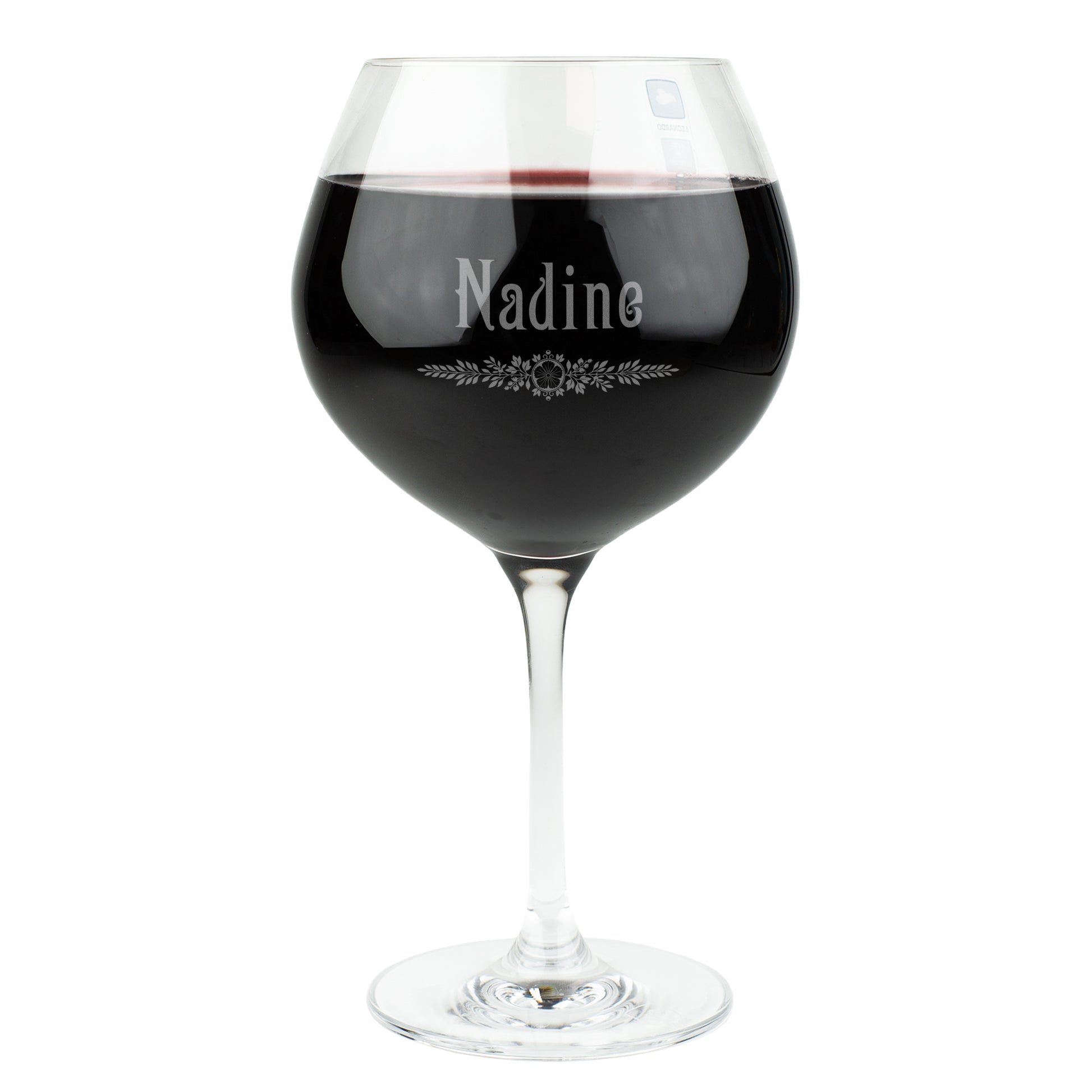 Leonardo Burgunderglas mit Gravur des Namens Nadine und Blatt-Ornament – elegantes personalisiertes Weinglas mit Rotweinfüllung, freigestellt auf weißem Hintergrund.