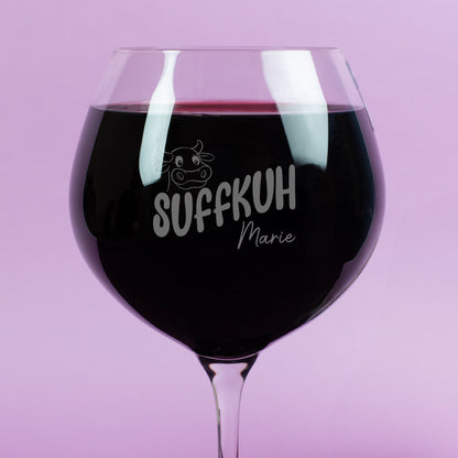 Detailaufnahme des Leonardo Burgunderglases mit Gravur „Suffkuh“ und Name Marie – Gravur mit Kuh-Motiv und Schriftzug auf der Glasoberfläche, gefüllt mit Rotwein.