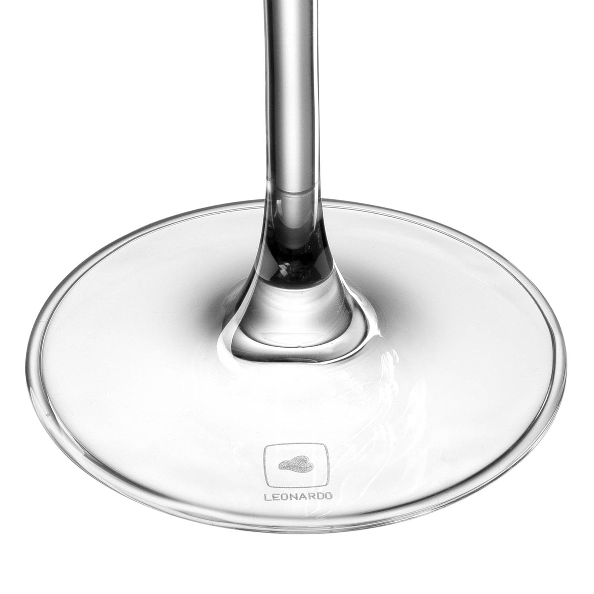 Detailaufnahme des Glasfußes eines Leonardo Burgunderglases mit sichtbarem Leonardo-Logo – hochwertige Verarbeitung und klarer Glasstiel, makelloses Design.