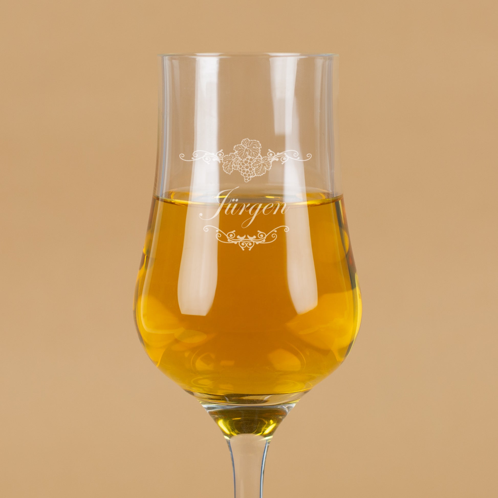 Nahaufnahme der Gravur mit Name „Jürgen“ im Ornamentmotiv – feine Gravur im Glasdetail.