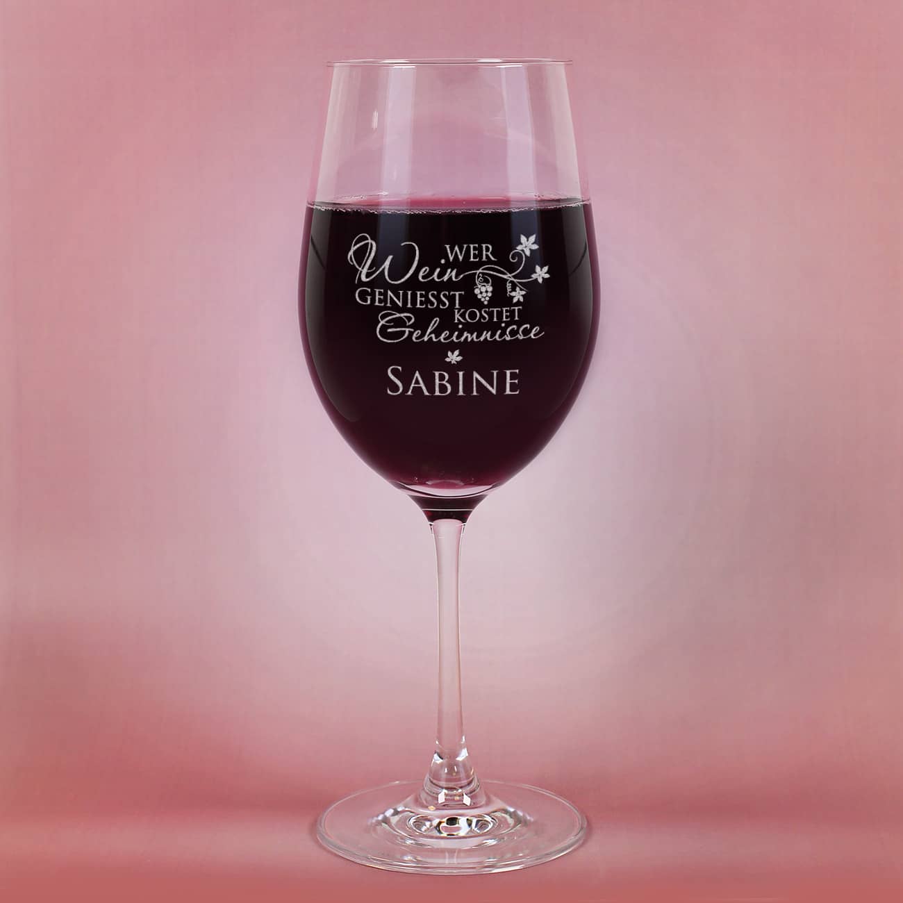 Weinglas "Wer Wein genießt kostet Geheimnisse" mit Ihrem Wunschnamen graviert