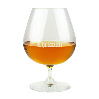 Freigestellte Studioaufnahme des Leonardo Cognacglases mit Gravur „Christian“ in Frakturschrift und goldbraunem Inhalt.