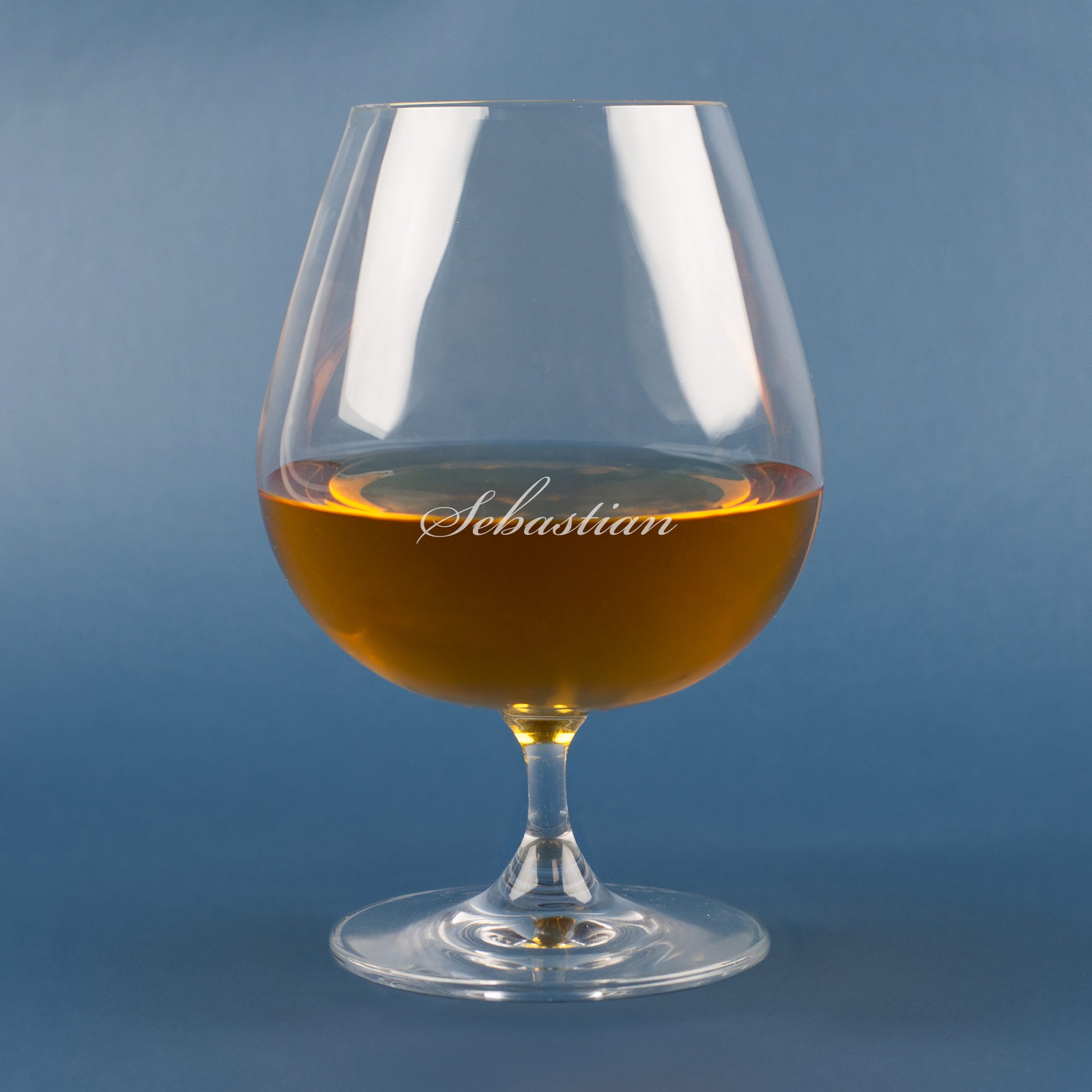 Cognacschwenker mit Gravur „Sebastian“ – klassisches Leonardo Glas auf blauem Hintergrund.