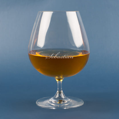 Cognacschwenker mit Gravur „Sebastian“ – klassisches Leonardo Glas auf blauem Hintergrund.