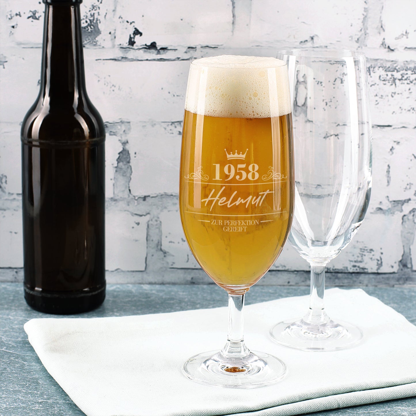 Graviertes Bierglas mit Name Helmut, Jahr 1958 und Krone als Geschenk zum Geburtstag