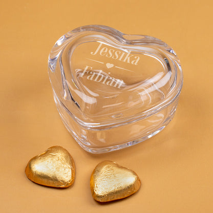 Personalisierte Herzdose aus Glas mit Name & Herzmotiv – geschlossen dekoriert mit goldenen Schokoherzen