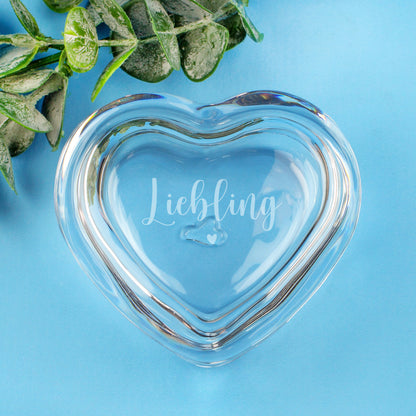 Leonardo Glas-Herzdose mit Gravur Liebling und Herzsymbol auf hellblauem Hintergrund mit Eukalyptus
