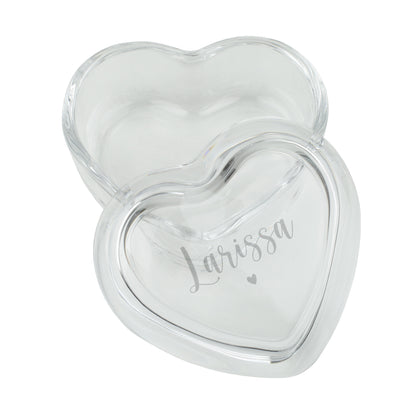 Glasdose in Herzform von Leonardo mit Gravur Larissa und Herzsymbol auf weißem Hintergrund