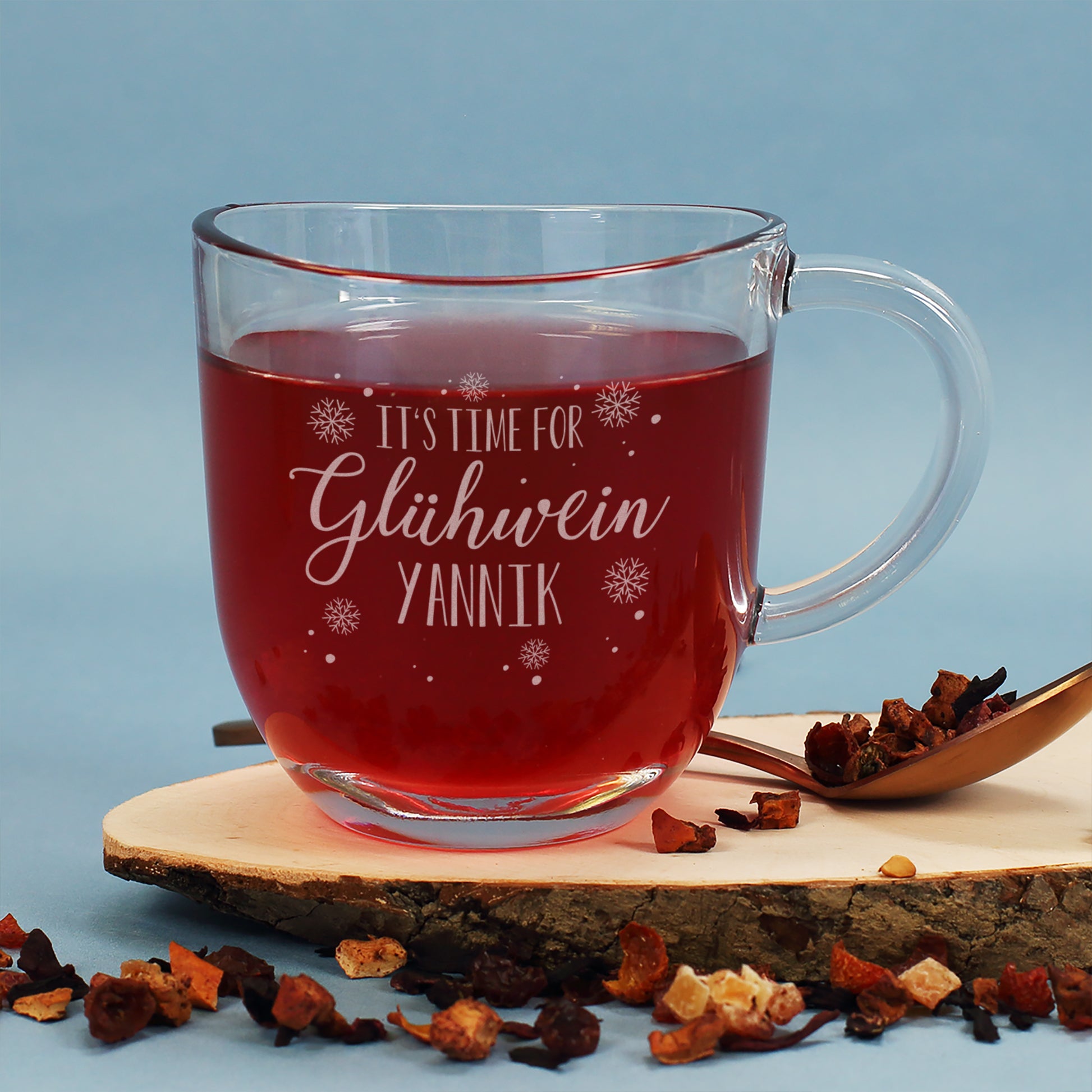 Glas-Tasse für Glühwein mit Gravur „It’s time for Glühwein Yannik“ auf Holzscheibe mit Löffel und Teegewürzen