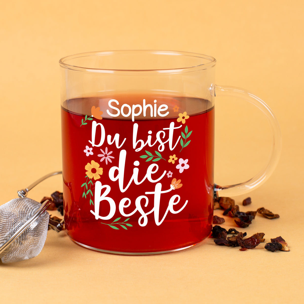 Personalisiertes Teeglas mit Namen Sophie und Aufdruck Du bist die Beste gefüllt mit rotem Tee