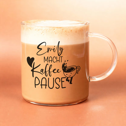 Personalisierte Leonardo-Kaffeetasse mit Name „Emily“ und Kaffeepause-Spruch vor warmem Hintergrund