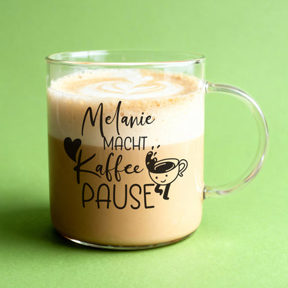 Großes Glas-Kaffeeglas mit Name „Melanie“ und Spruch „macht Kaffeepause“ befüllt mit Cappuccino