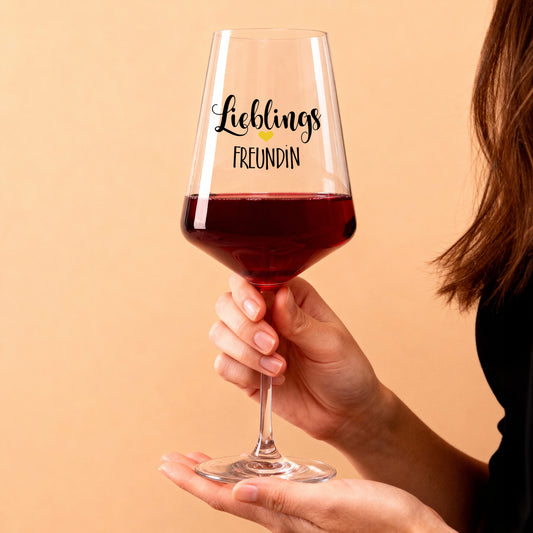 Personalisierbares Weinglas „Lieblings Freundin“ mit Herzmotiv, in der Hand gehalten