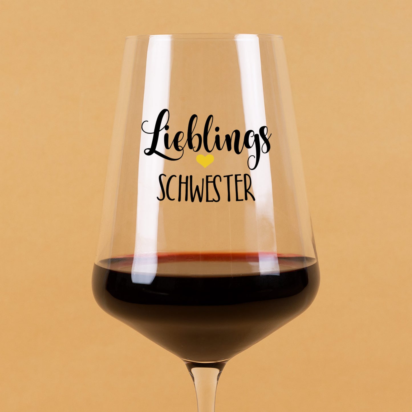 Detailansicht des Weinglases mit vorgedrucktem „Lieblings“ und ergänztem Wunschtext