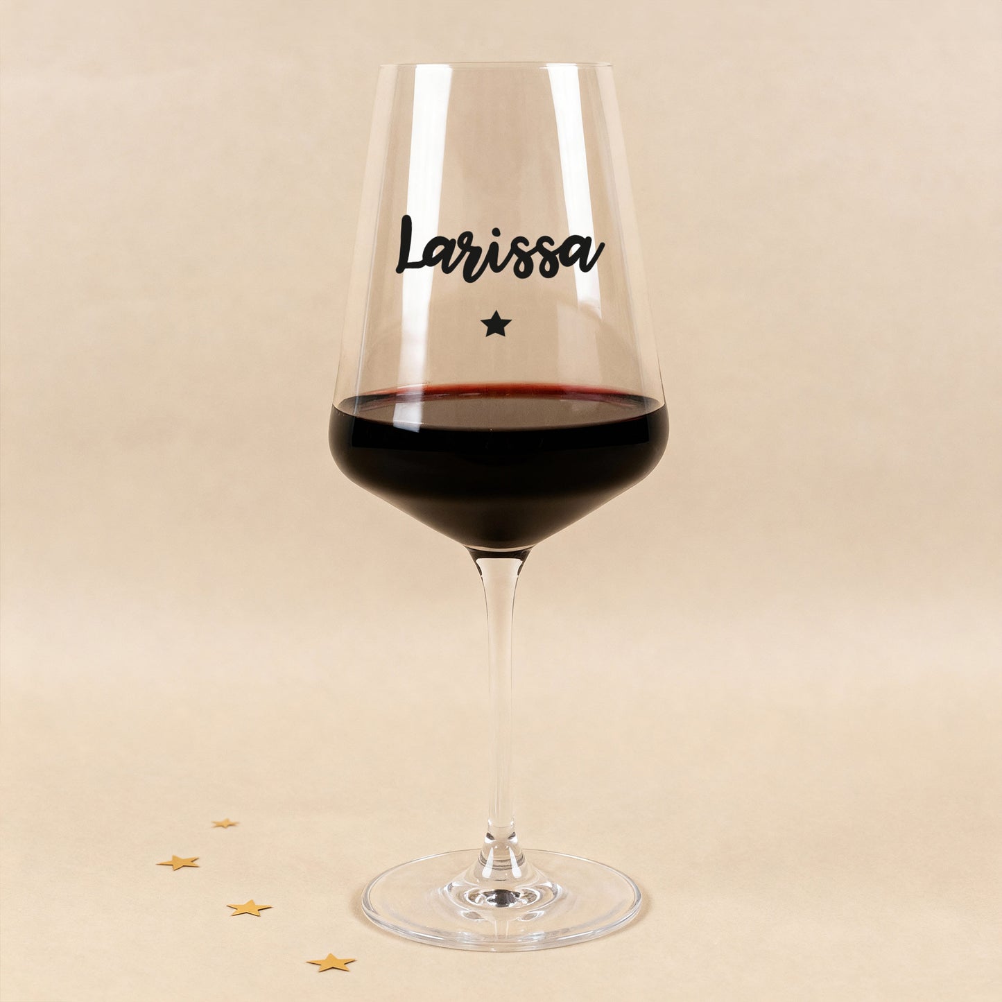 Leonardo Weinglas mit Name und Sternmotiv – Beispielname Larissa, gefüllt mit Rotwein